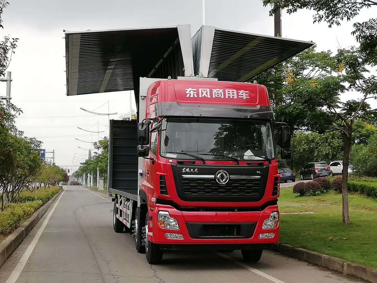 东风9米6翼开启厢式车