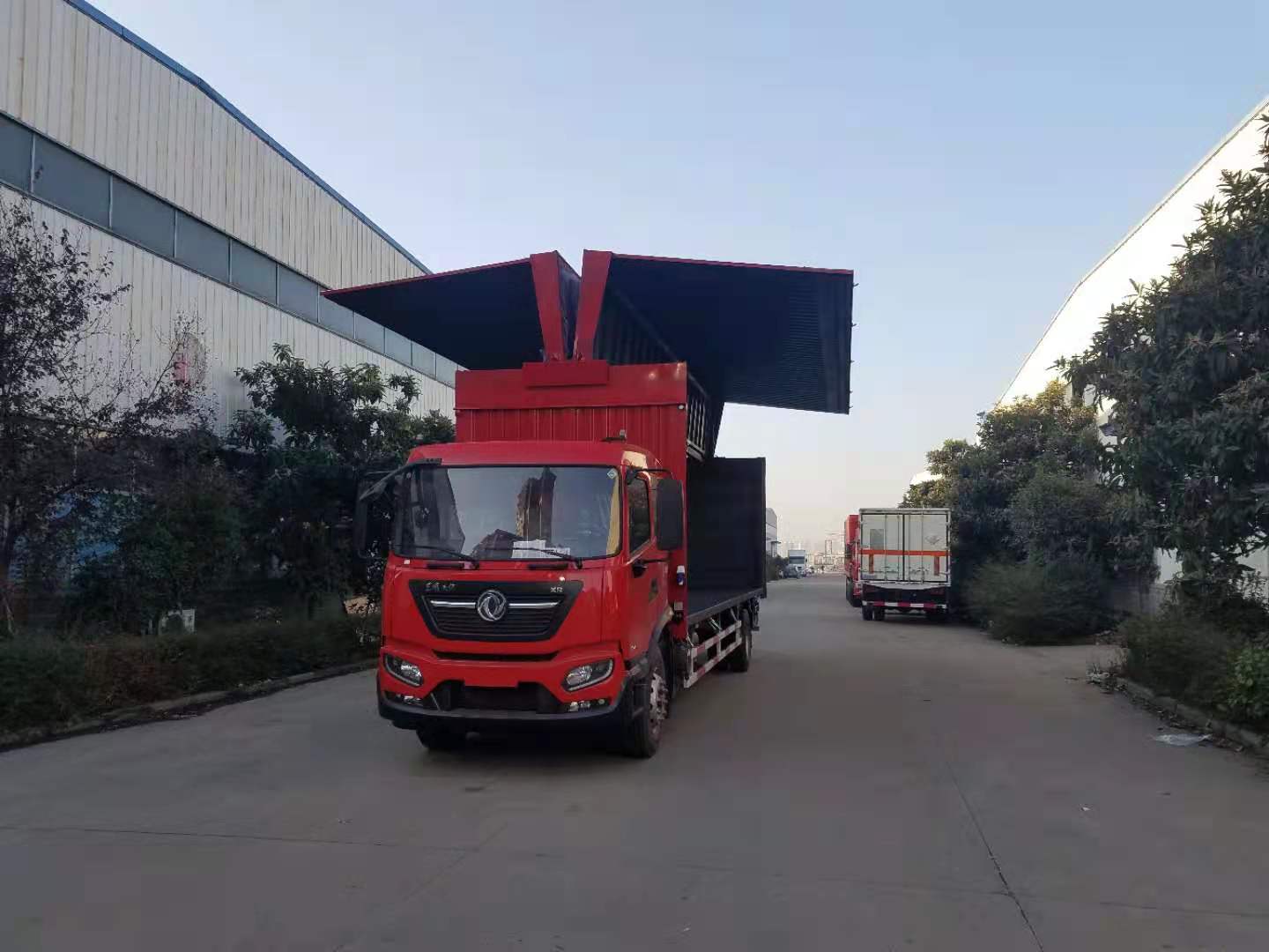 东风天锦9.8米翼开启厢式运输车