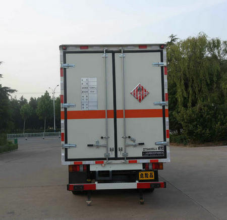 江铃1.38吨易燃固体厢式运输车2