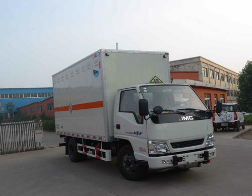 江铃1.38吨易燃固体厢式运输车3