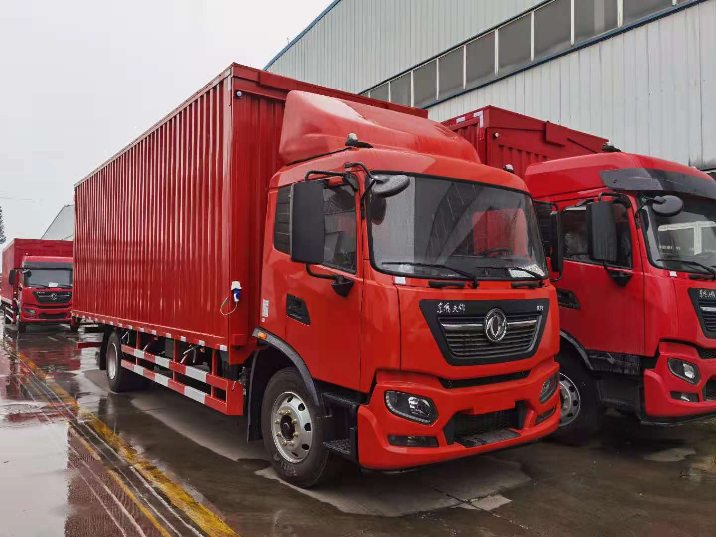 东风天锦国六8米康明斯245马力飞翼车