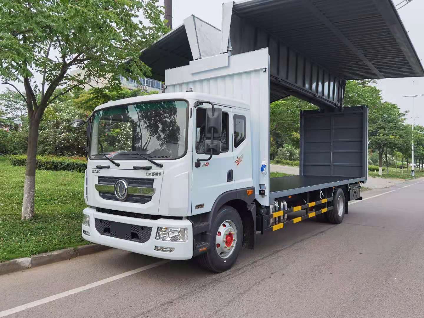 东风多利卡国六7.8米康明斯230马力飞翼车1