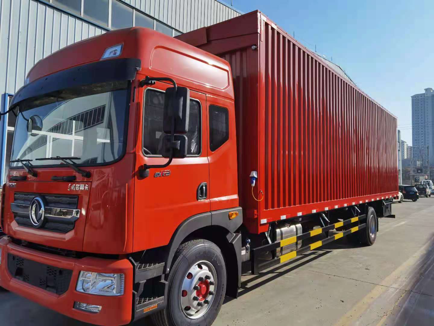 东风多利卡国六9.8米康明斯230马力飞翼车2
