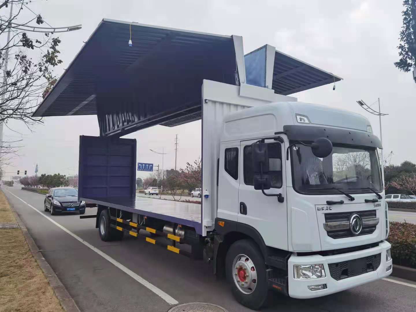 东风多利卡国六9.8米康明斯230马力飞翼车1